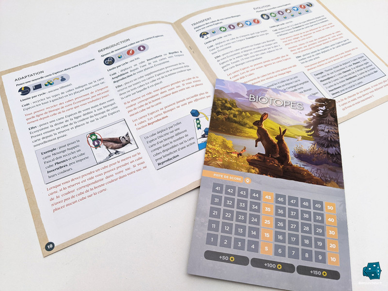 Un livret plutôt bien fait dans l'ensemble. Et la bonne idée de pouvoir compter ses points au dos du plateau perso !