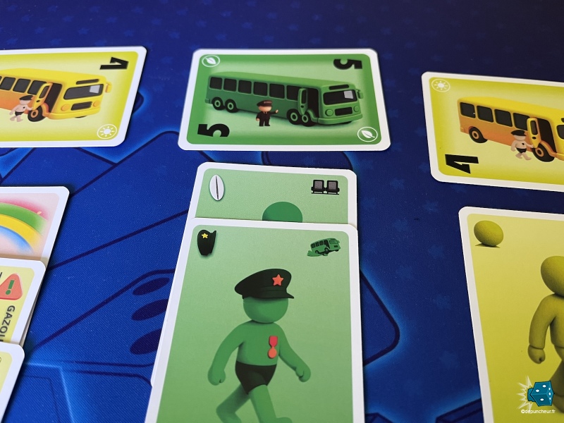 Le général vient de monter dans le bus vert. Même s'il n'est pas plein, il part !