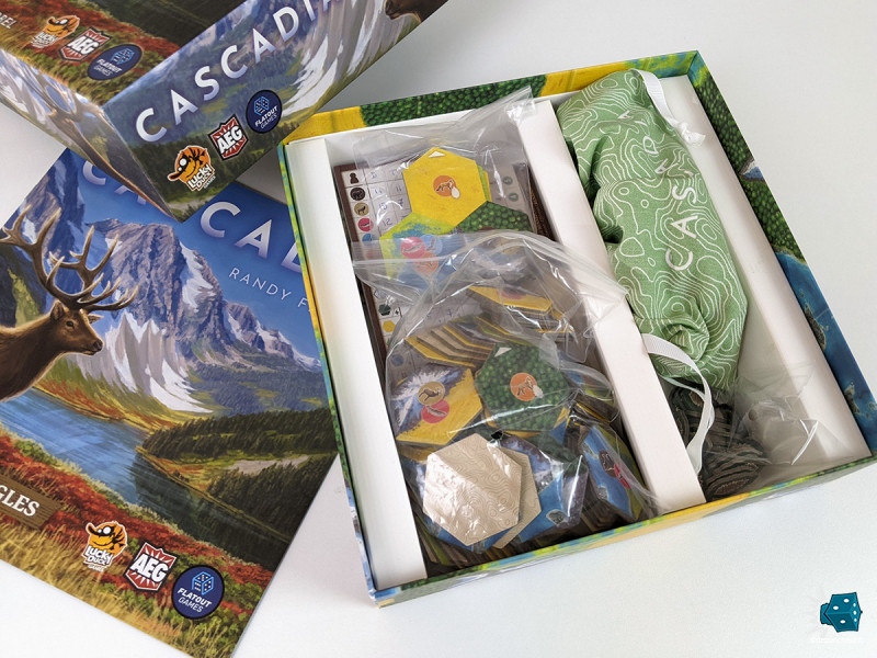 Faut un peu forcer pour rentrer tout le matériel du jeu (je ne suis pas loin de jeter l'insert carton d'origine)