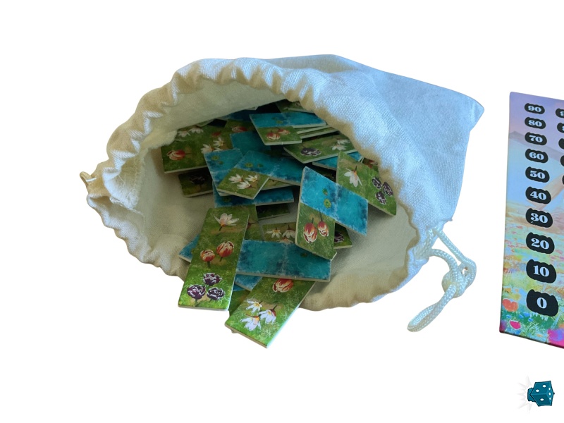 Ici pas de piles de tuiles, vous aurez le plaisir suprême d’aller piocher chaque tuile dans un petit sac. Et vous le ferez très souvent…!