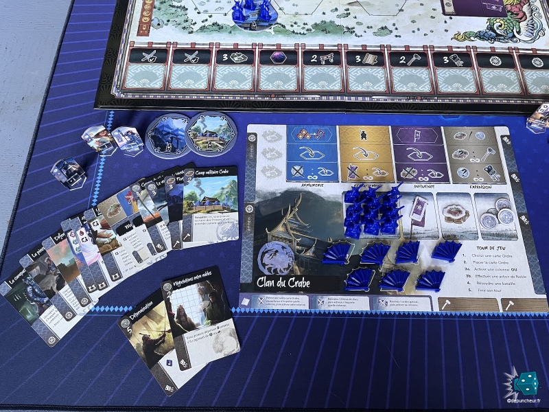 Le plateau joueur du clan du crabe avec ses cartes, jetons et unité