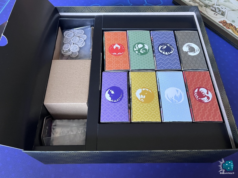 Une boite par clan ! Parfait pour installer et ranger le jeu bien plus facilement