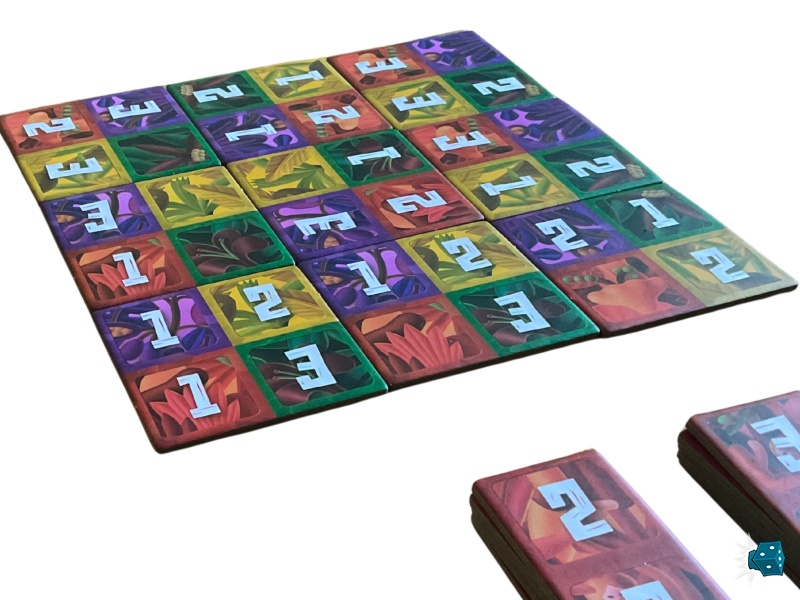 9 tuiles carrées à disposer selon votre envie pour former le plateau de départ !