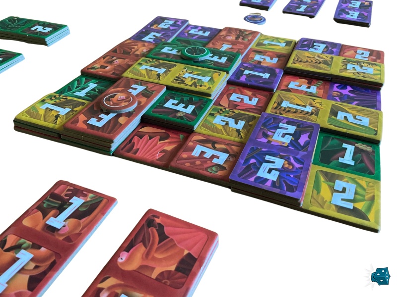 Pensez à poser votre jeton « totem ». En plus de protéger un de vos dominos il vous octroie un nombre de point équivalent à sa hauteur (le nombre de tuiles sous lui).