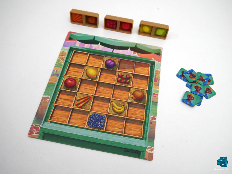 Le point de départ, avec la zone et les éléments de jeu, et une première main de caisses.