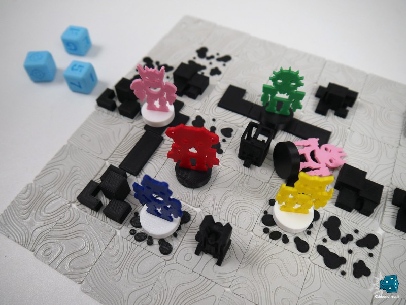 Les coups et les unités tombent rapidement sur la petite carte modulaire