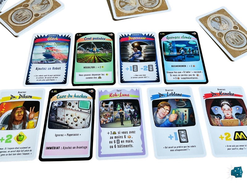Le jeu regorge de vannes et de références, que ce soit dans les illustrations, les citations ou les noms des cartes.