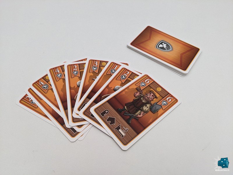 Chaque joueur débute avec un paquet à sa couleur contenant les mêmes cartes