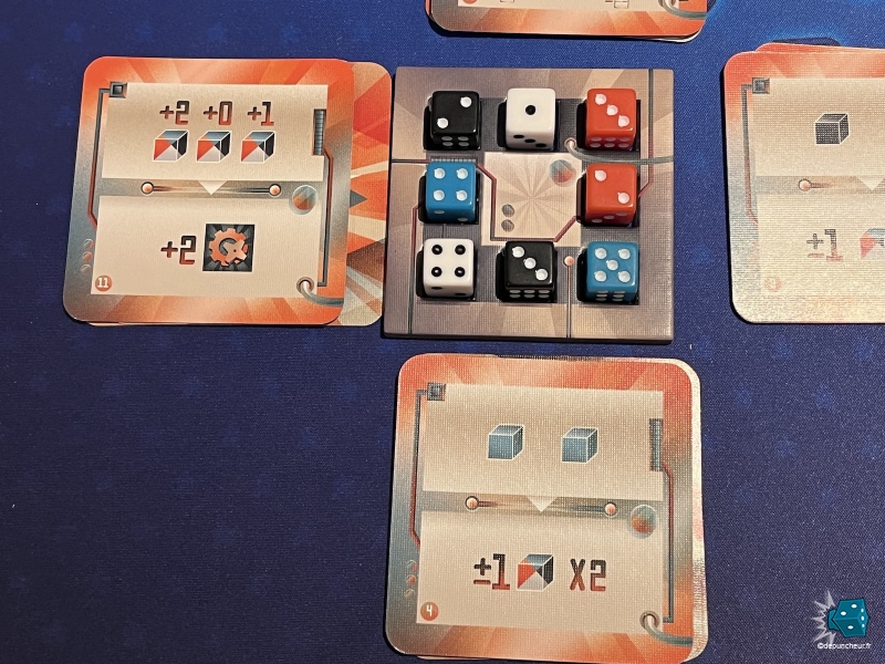 Faut il déplacer le dé 4 bleu pour réussir la carte du bas ? Ou faut il déplacer le dé 3 noir sur sa gauche pour faire la suite ?