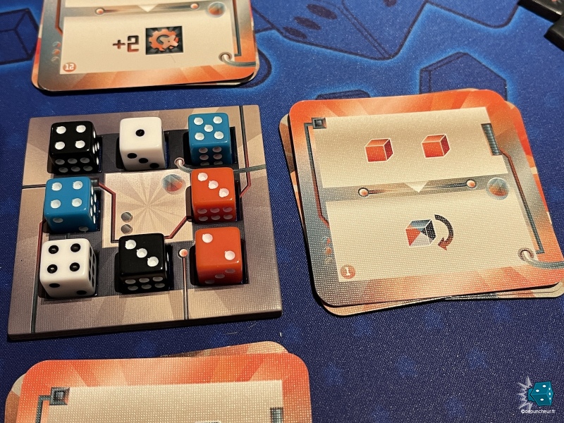 La condition de la carte de droite est faite. 2 dés orange, bien joué !