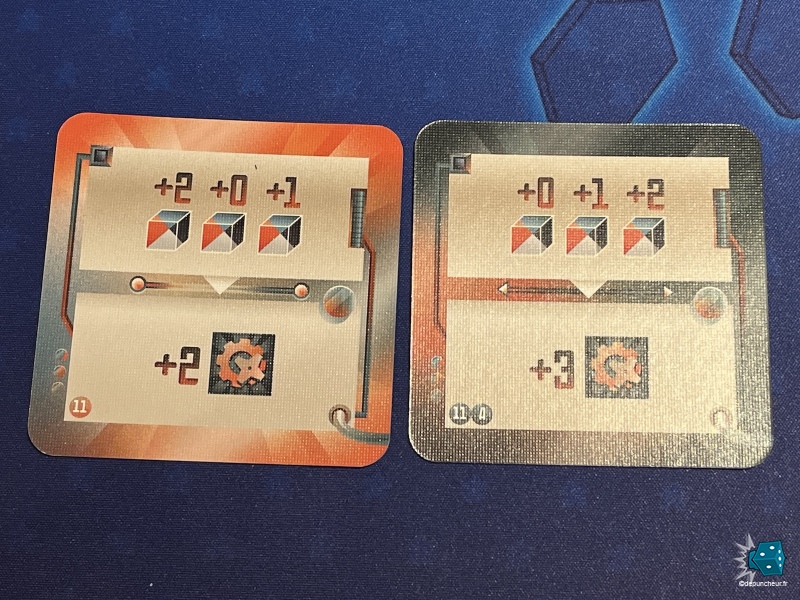 Pour la carte simple à gauche, il faut faire une suite peu importe l'ordre des dés (4-2-3). Pour la carte avancée à droite, les dés doivent former une suite parfaite dans l'ordre (2-3-4)