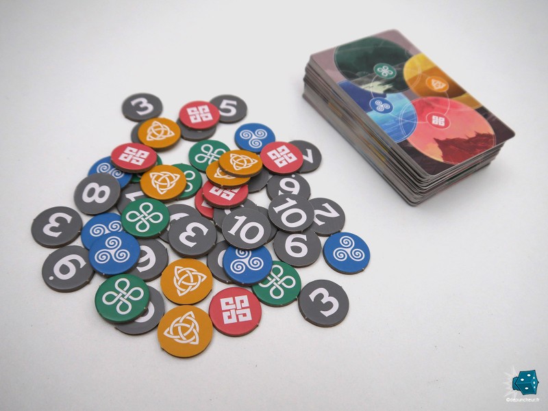 Le jeu vient avec un paquet conséquent de jetons modificateurs